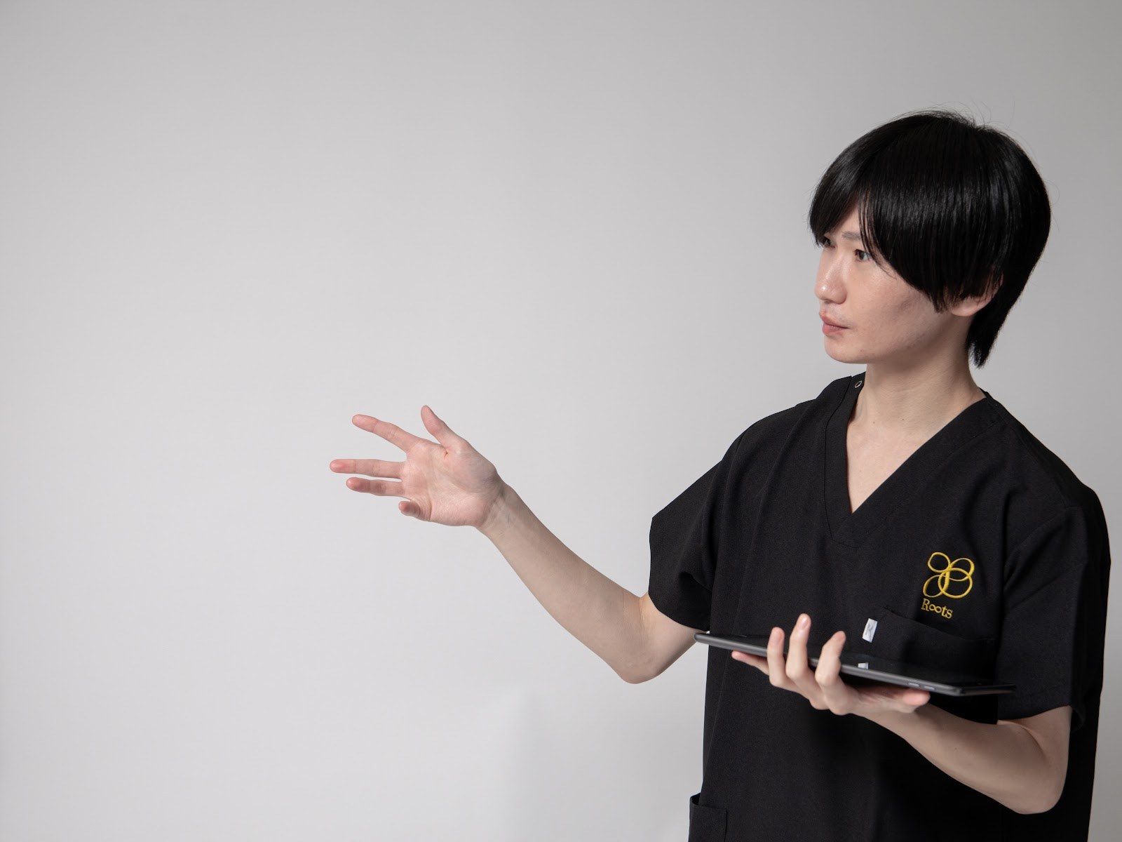 お客様に説明するR∞tsスタッフ